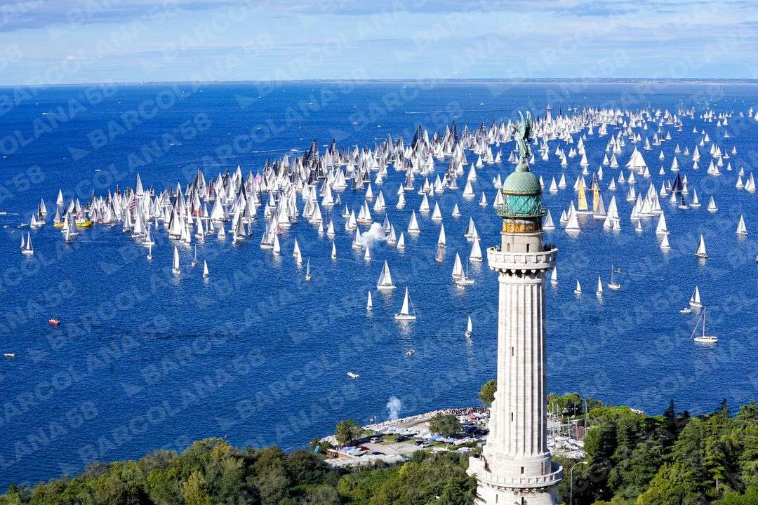 Vista col Faro della Vittoria - immagine 1